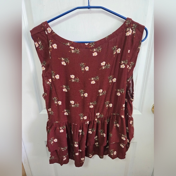 American Eagle red / burgundy floral sleeveless top size large - Picture 3 of 5